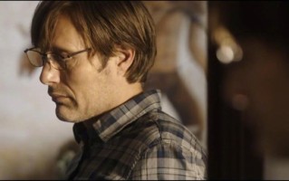 电影《狩猎》经典台词赏析：当纯真成为武器，人性在谎言中沉沦