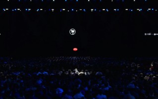 时隔 7 年再办“科技春晚”，罗永浩为延迟超 40 分钟开场致歉