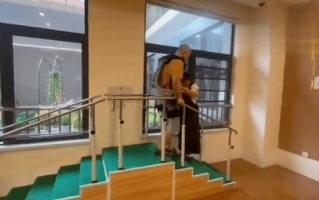 上海外骨骼机器人亮相消博会，万元起售引关注，加速研发个人版