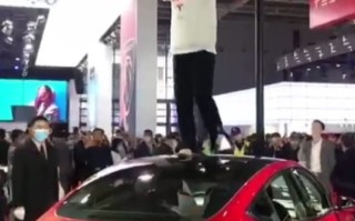 特斯拉“车顶维权”女车主回应被限制高消费：名誉权案件已向法院申请再审