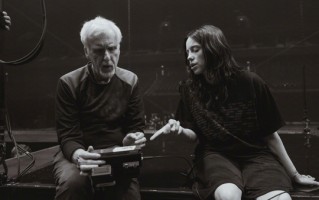 碧梨联手“卡神”！3D演唱会电影《Hit Me Hard and Soft》定档2026