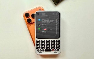 全键盘Android 16 苹果配件商Clicks推出独立安卓智能手机