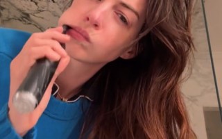 20年轮回！《穿普拉达的女王2》开机 安妮·海瑟薇蓝毛衣回归