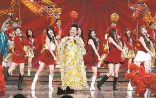 马年湾区春晚 75岁“好姨”薛家燕与机器人同台共舞