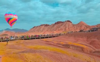 到达张掖，游七彩丹霞景区