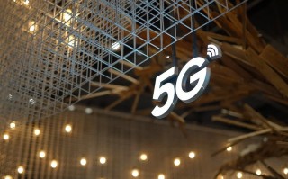 中国累计建成5G基站超293万个，5G移动电话用户已达6.76亿户