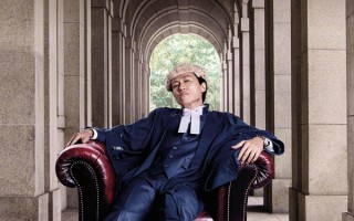 第42届香港金像奖获奖名单！《毒舌律师》最佳影片《金手指》获六奖