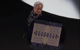 黄仁勋又整活！用芯片大盾COS“美国队长” 引发全场欢呼大笑