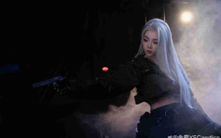 余霜COS《暗区突围》美图 白发侧颜超美丽