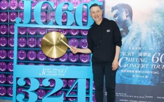 64岁张学友，2年7个月324场巡演破纪录，捐130万善款