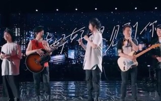 五月天主唱阿信发声:做好自己 举报五月天博主称没有收钱说假话