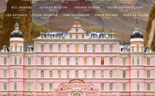 《布达佩斯大饭店》台词赏析“曾被称为人类的野蛮屠宰场里 仍尚存几缕文明的微光”