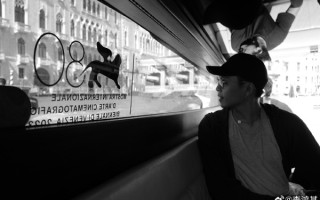 李鸿其的双重荣耀：从威尼斯获奖者到影评人周评委的华丽转身