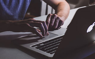 霍尔木兹海峡首次被封，全球能源市场急剧动荡，油价或飙升至90美元/桶